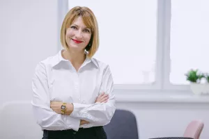 Sanja Petek Mujačić, izvr&scaron;na direktorica i partnerica Hauska i Partner:Interno ćemo se fokusirati na daljnji razvoj multidisciplinarnih timova- Održivo poslovanje i organizacijski razvoj na&scaron;a su dva strate&scaron;ka smjera kojima smo u potpunosti posvećeni. Brojne zakonske regulative, ali i očekivanja dionika &ndash; potro&scaron;ača, zajednice i zaposlenika potiču organizacije na sve brže usvajanje značajnih promjena povezanih s ESG kriterijima. Održivo poslovanje postaje dio kontinuirane dobre poslovne prakse, a kompanije se ulažući u razvoj resursa i svog internog kapaciteta zapravo bave i korisničkim iskustvom, te strate&scaron;ki upravljaju i komunikacijom. Sve postaje povezano i ESG se vi&scaron;e ne promatra kao dodatak poslovnim aktivnostima ili samo kao jedan smjer unutar poslovne strategije. Velik broj kompanija bori se s brojim izazovima na trži&scaron;tu rada, od privlačenja, zadržavanja, angažiranja zaposlenika. Tvrtke se mijenjaju ne bi li postale zanimljive novim generacijama, uvode se novi modeli rada, suradnje, komunikacije, a sve to zahtjeva i rad na organizacijskoj kulturi i razvoju lidera. Mi imamo kapacitet podržati ih u tim pitanjima. Na strate&scaron;ku podr&scaron;ku menadžmentu kompanija te njihovim timovima usmjerenim na integraciju ESG kriterija u poslovanje (od razvoja proizvoda, ljudskih resursa, nabave do marketinga korporativnih komunikacija), te odgovorno komuniciranje vlastitih utjecaja (pozitivnih i manje pozitivnih). Uz to, usmjeriti ćemo se i na podr&scaron;ku tvrtkama u razvoju odgovarajuće organizacijske kulture, prihvaćanju promjena i bržoj integraciji novih ideja poslovanja kroz zaposlenike koji sve te promjene i trebaju provesti. Interno ćemo se fokusirati na daljnji razvoj multidisciplinarnih timova koji mogu pokriti razna pitanja od strate&scaron;kog savjetovanja, HR savjetovanja, CSR-a, odnosa za zaposlenicima i interne komunikacije na&scaron;ih klijenata. 