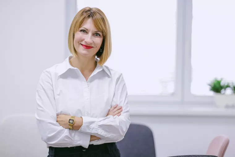 Sanja Petek Mujačić, izvr&scaron;na direktorica i partnerica Hauska i Partner:Interno ćemo se fokusirati na daljnji razvoj multidisciplinarnih timova- Održivo poslovanje i organizacijski razvoj na&scaron;a su dva strate&scaron;ka smjera kojima smo u potpunosti posvećeni. Brojne zakonske regulative, ali i očekivanja dionika &ndash; potro&scaron;ača, zajednice i zaposlenika potiču organizacije na sve brže usvajanje značajnih promjena povezanih s ESG kriterijima. Održivo poslovanje postaje dio kontinuirane dobre poslovne prakse, a kompanije se ulažući u razvoj resursa i svog internog kapaciteta zapravo bave i korisničkim iskustvom, te strate&scaron;ki upravljaju i komunikacijom. Sve postaje povezano i ESG se vi&scaron;e ne promatra kao dodatak poslovnim aktivnostima ili samo kao jedan smjer unutar poslovne strategije. Velik broj kompanija bori se s brojim izazovima na trži&scaron;tu rada, od privlačenja, zadržavanja, angažiranja zaposlenika. Tvrtke se mijenjaju ne bi li postale zanimljive novim generacijama, uvode se novi modeli rada, suradnje, komunikacije, a sve to zahtjeva i rad na organizacijskoj kulturi i razvoju lidera. Mi imamo kapacitet podržati ih u tim pitanjima. Na strate&scaron;ku podr&scaron;ku menadžmentu kompanija te njihovim timovima usmjerenim na integraciju ESG kriterija u poslovanje (od razvoja proizvoda, ljudskih resursa, nabave do marketinga korporativnih komunikacija), te odgovorno komuniciranje vlastitih utjecaja (pozitivnih i manje pozitivnih). Uz to, usmjeriti ćemo se i na podr&scaron;ku tvrtkama u razvoju odgovarajuće organizacijske kulture, prihvaćanju promjena i bržoj integraciji novih ideja poslovanja kroz zaposlenike koji sve te promjene i trebaju provesti. Interno ćemo se fokusirati na daljnji razvoj multidisciplinarnih timova koji mogu pokriti razna pitanja od strate&scaron;kog savjetovanja, HR savjetovanja, CSR-a, odnosa za zaposlenicima i interne komunikacije na&scaron;ih klijenata. 