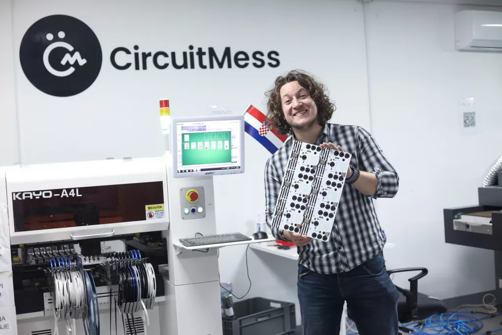 Tvornica igračaka CircuitMess.Inovator i vlasnik firme Albert Gaj&scaron;ak.