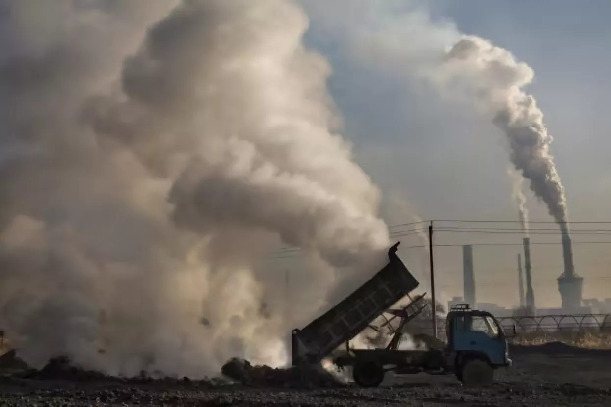 Istraživanje objavljeno u Guardianu pokazuje da planovi &scaron;irenja industrije fosilnih goriva uključuju početak naftnih i plinskih projekata koji će proizvesti stakleničke plinove ekvivalentne desetljetnim emisijama CO2 iz Kine, najvećeg svjetskog zagađivača. 