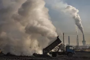 Istraživanje objavljeno u Guardianu pokazuje da planovi &scaron;irenja industrije fosilnih goriva uključuju početak naftnih i plinskih projekata koji će proizvesti stakleničke plinove ekvivalentne desetljetnim emisijama CO2 iz Kine, najvećeg svjetskog zagađivača. 