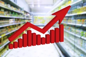 Red growing up large arrow on abstract blur supermarket background. Bar charts and graphs. Rising food prices. Inflation concept. Retail industry. Economy. Stock Market. Grocery Store. Recession. CPI.indeks potro&scaron;ačkih cijena, CPI, consumer price index, inflacija, rast cijena, cijene, 