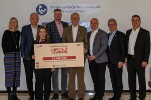 Dodijela humanitarne pomoći Dječjoj bolnici na kojoj je bio i budući predsjednik Rotary International M&aacute;rio C&eacute;sar Martins de Camargo