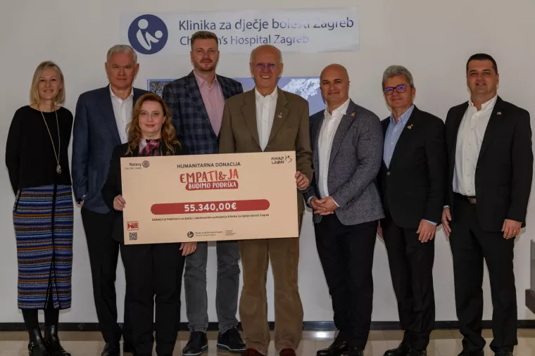 Dodijela humanitarne pomoći Dječjoj bolnici na kojoj je bio i budući predsjednik Rotary International M&aacute;rio C&eacute;sar Martins de Camargo