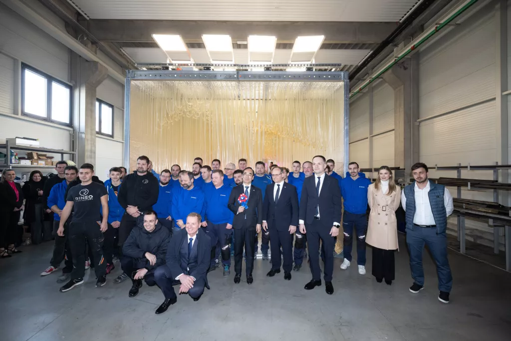 Predstavljanje nacionalnog paviljona Republike Hrvatske za Svjetsku izložbu Expo 2025 Osaka. Mitsuhiro Wada, Pero Vuković, Srećko Raić, Zdenko Lucić, Zvonimir Frka-Pete&scaron;ić s radnicima Enisona.