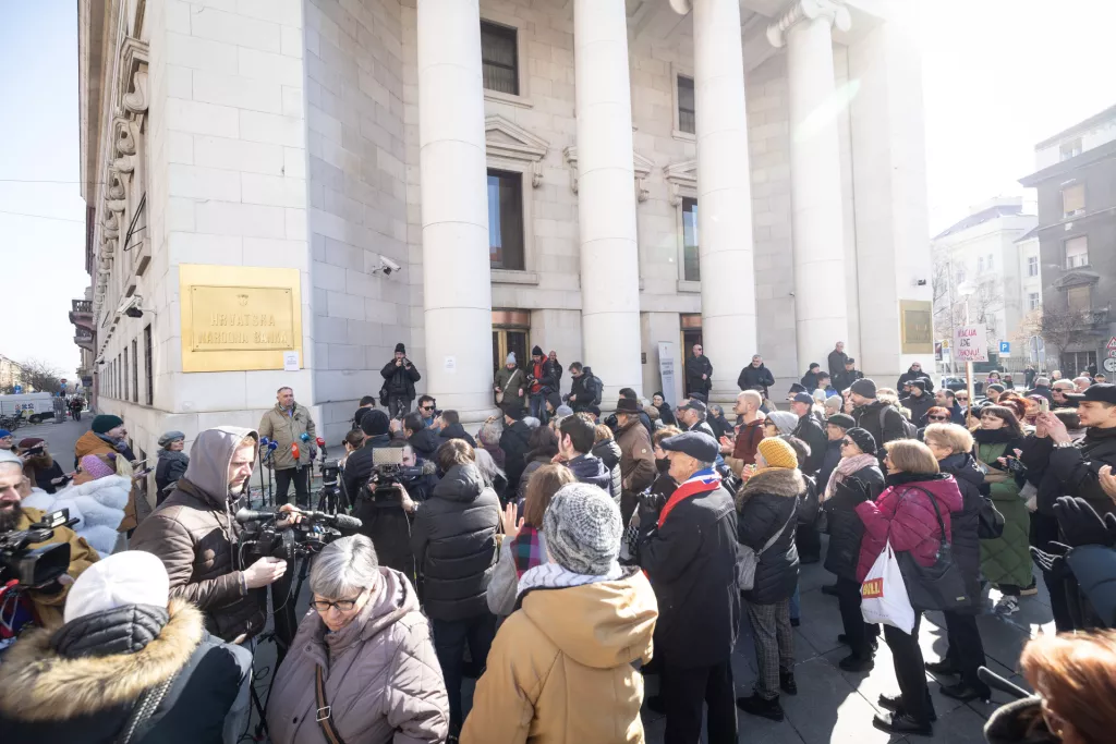 Platforma potro&scaron;ača "Halo inspektore!" organizirala je prosvjed ispred Hrvatske narodne banke protiv inflacije i poskupljenja.