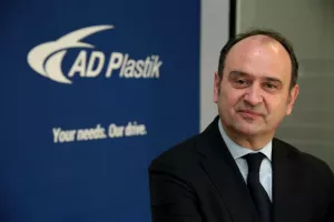 Marinko Do&scaron;en,predsjednik Uprave AD Plastik:Održivost je proces kojeg svakodnevno treba živjeti- Bez obzira na okolnosti i ekonomske pritiske, održivo poslovanje jedna je od osnovnih odrednica na&scaron;e kompanije i poslovanje u budućnosti je gotovo nemoguće zamisliti bez kontinuirane brige o okoli&scaron;u i dru&scaron;tvu u kojem živimo i poslujemo. Ono je integrirano u sve segmente na&scaron;eg rada i neizostavni je dio na&scaron;e korporativne kulture, ali održivost je proces kojeg svakodnevno treba živjeti. Stoga kontinuirano radimo na unaprjeđenjima procesa kako bismo poslovali u harmoniji sa svojim okruženjem i na dobrobit svih svojih dionika. Kao pripadnici jedne od industrija koja najvi&scaron;e ulaže u istraživanje i razvoj, radimo na iznalaženju ekolo&scaron;ki prihvatljivijih rje&scaron;enja, tehnologija i materijala, a sve u cilju smanjenja težine vozila, njihovih emisija i očuvanja okoli&scaron;a. Primjenjujemo princip predostrožnosti kojim se izbjegavaju mogući rizici primjene novih tehnologija prije potpunih saznanja i razumijevanja njihovog utjecaja na okoli&scaron; i zdravlje ljudi. Istovremeno, brinemo o svim svojim dionicima, a posebice svojim zaposlenicima, prepoznavanjem njihovih potreba i potencijala. Na&scaron;a su ulaganja u narednom razdoblju usmjerena u aktivnosti koje će značajno smanjiti potro&scaron;nju prirodnih resursa, emisija, ali i otpada. Započeli smo ozbiljne aktivnosti u cilju kori&scaron;tenja obnovljivih izvora energije, a time se vodimo i pri odabiru svojih dobavljača. U sljedećem kratkoročnom razdoblju cilj nam je i značajno unaprijediti neke svoje interne procese, na dobrobit svih na&scaron;ih zaposlenika. Svakako planiramo jer to je prije svega osnovna premisa održivosti na&scaron;eg planeta i uspje&scaron;ne poslovne budućnosti. Zelena ekonomija za cilj ima gospodarski rast i razvoj te dugoročnu profitabilnost temeljenu na kvalitetnom upravljanju koje doprinosi dru&scaron;tvenoj i ekolo&scaron;koj dobrobiti. U tome zasigurno želimo sudjelovati i svojim primjerom pomoći i ostalim kompanijama. Na&scaron;a je obveza generacijama koje dolaze osigurati bolju budućnost, ali trebamo postaviti realna očekivanja. Klimatska neutralnost je zasigurno budućnost, ali tranzicijsko razdoblje trebamo prilagoditi. Najbolji je primjer upravo u na&scaron;oj industriji. Električna vozila zasigurno jesu budućnost, ali razdoblje prilagodbe će sigurno biti duže od planiranog.