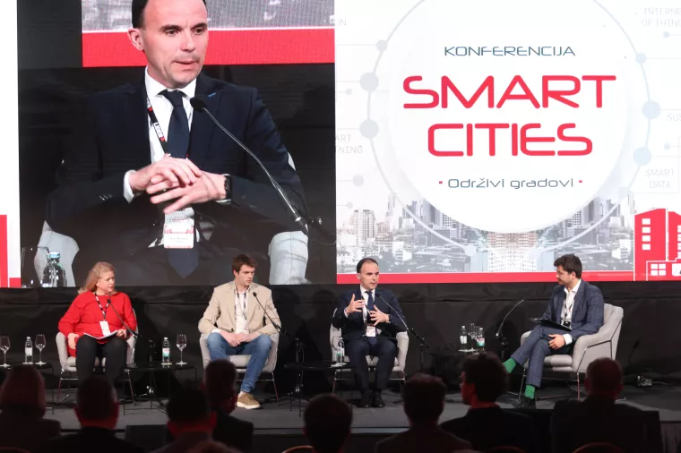 Smart cities 2025.Panel: Gradovi u simbiozi: Socijalni aspekt urbanog razvoja zeleni projekt.Ana Juras, Antonio Draženović, Loris Per&scaron;urić, Roko Kalafatić.