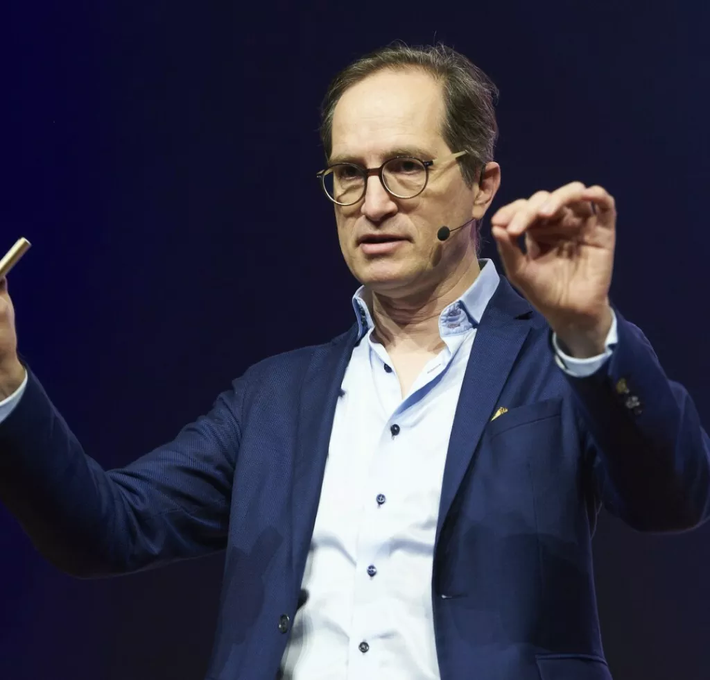 Peter Hinssen, autor bestsellera 'The Day After Tomorrow'. uspje&scaron;an serijski poduzetnik čije konzultantske usluge koriste najveće svjetske tehnolo&scaron;ke tvrtke poput Googlea, Applea, Amazona i Microsofta ističe da radikalna inovacija zahtijeva istraživanje izvan osnovnog poslovanja. Najbolji način za to je uspostavljanje timova ili inovacijskih laboratorija koji su strukturno odvojeni od tradicionalnih poslovnih jedinica