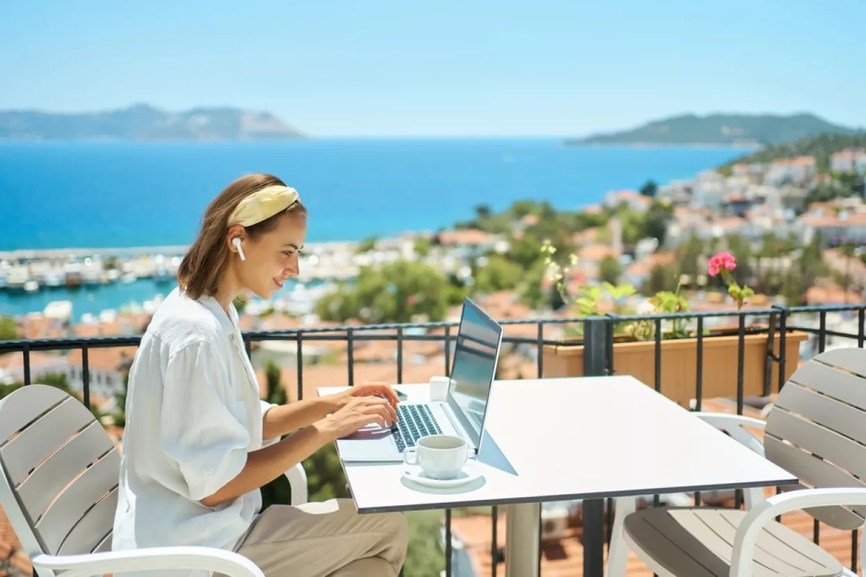 remote rad, remote work, rad na daljinu, digitalni nomadi, ljeto, praznici, godi&scaron;nji odmor, more, sunce
