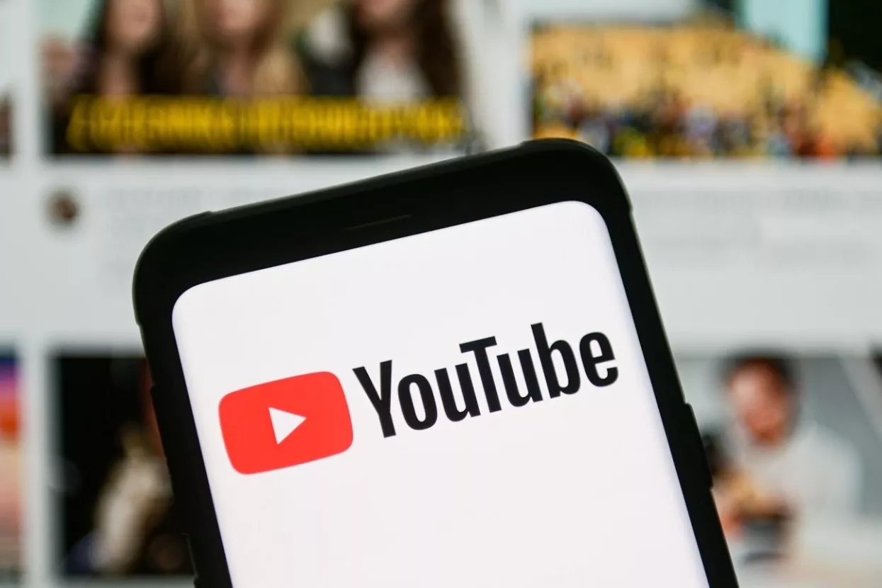 U uredima YouTubea &scaron;irom svijeta ima sve manje ljudi jer je ta platforma objavila da će se privremeno vi&scaron;e oslanjati na tehnologiju koja će pomoći u dijelu posla koji obično obavljaju recenzenti. To znači da će automatizirani sustavi umjesto ljudi uklanjaju sadržaje s YouTubea