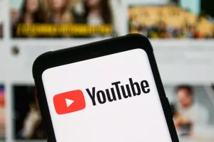 U uredima YouTubea &scaron;irom svijeta ima sve manje ljudi jer je ta platforma objavila da će se privremeno vi&scaron;e oslanjati na tehnologiju koja će pomoći u dijelu posla koji obično obavljaju recenzenti. To znači da će automatizirani sustavi umjesto ljudi uklanjaju sadržaje s YouTubea