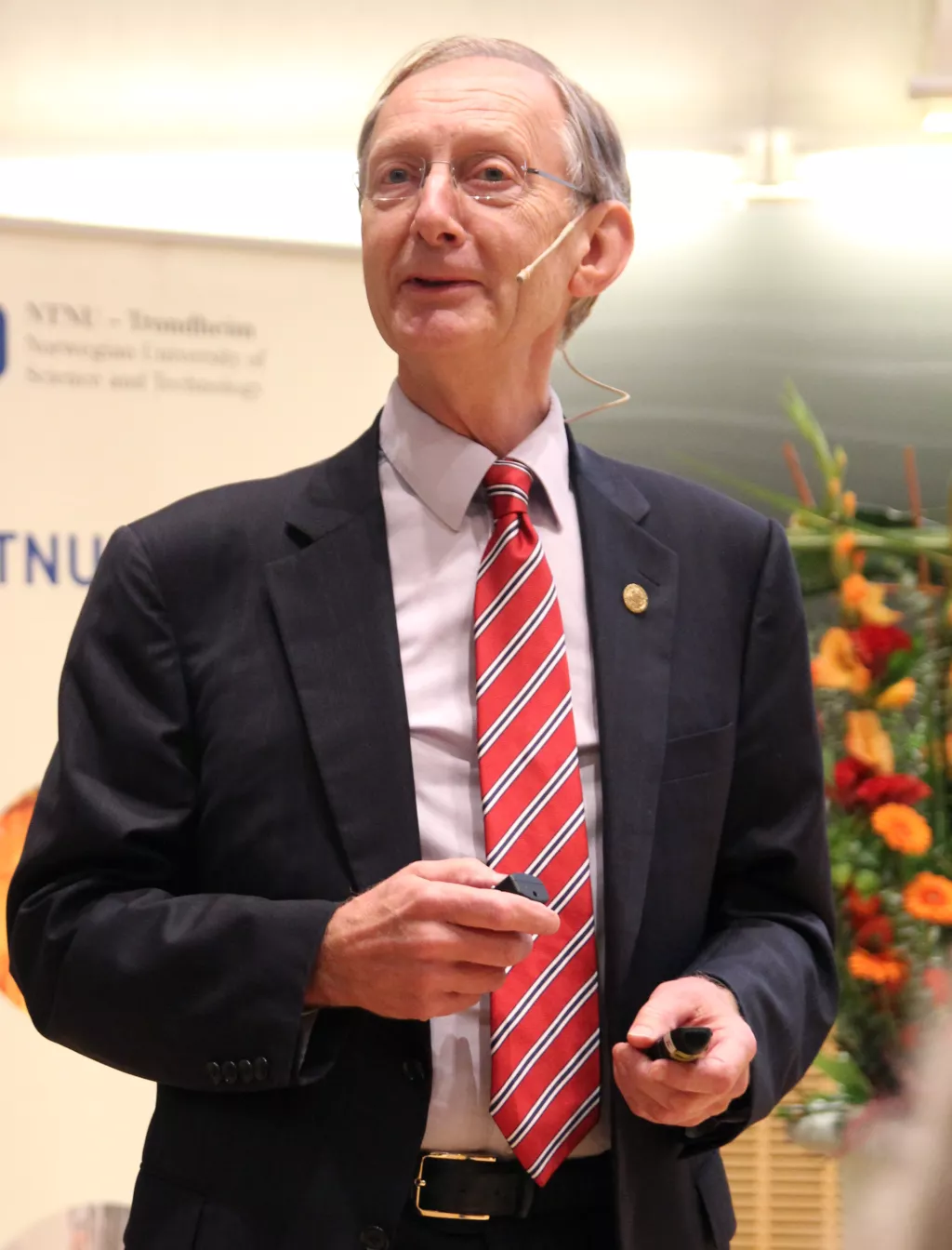 Fizičar John Pendry, profesor na Imperial College London prije 26 godina predložio je teorijski strukture koje mogu imati negativni indeks loma, &scaron;to nije odlika prirodnih materijala. Postojanej tih metamaterijala dokazao je 2000. s američkim znanstvenicima Davidom Smithom i Sheldonom Schultzom 