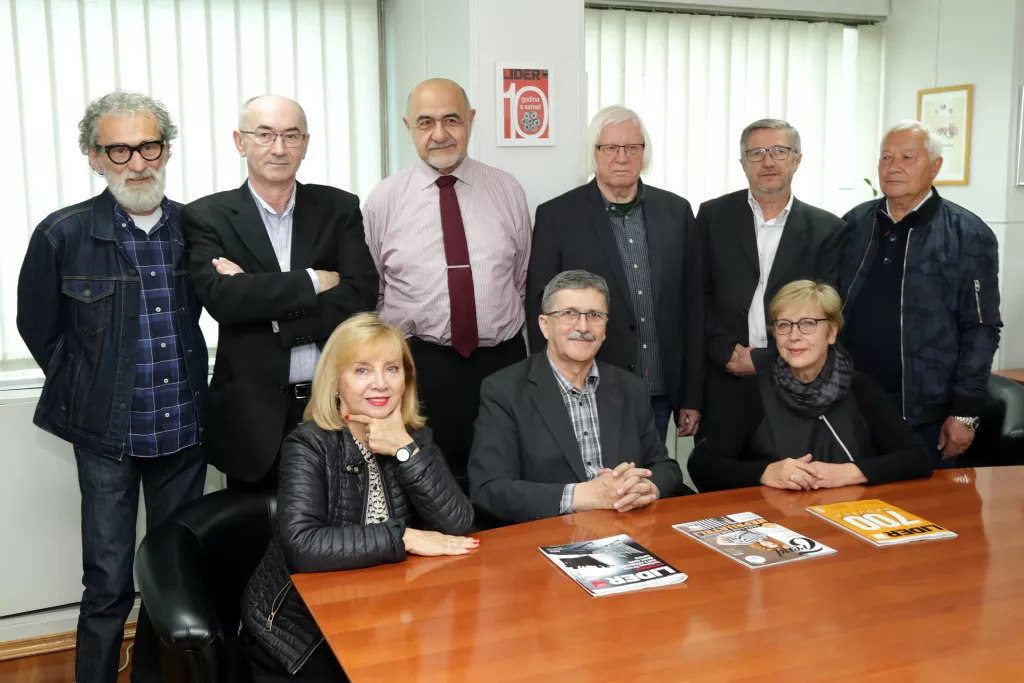 30 godina osnivanja Poslovnog svijetastoje: Karlo Rosandić, Zdravko Milinović, Vladimir Matek, Ladislav Mateić, Željko Vukelić i Stjepan Andra&scaron;ićsjede: Deana Knežević, Miodrag &Scaron;ajatović i Stella Bogdanić