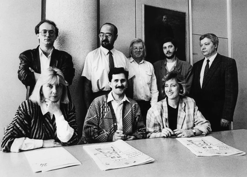 30 godina osnivanja Poslovnog svijetastoje: Zdravko Milinović, Vladimir Matek, Ladislav Mateić, Željko Vukelić i Stjepan Andra&scaron;ićsjede: Deana Knežević, Miodrag &Scaron;ajatović i Stella Bogdanić
