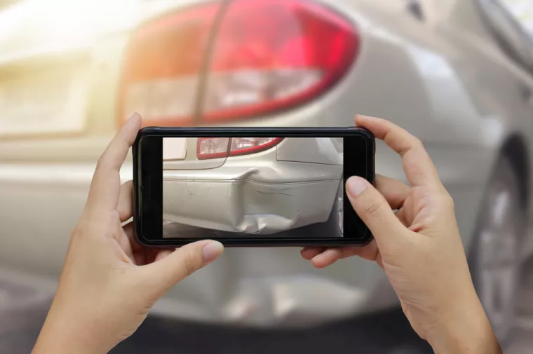 &scaron;teta na automobilu, &scaron;teta na autu, auto, lažna AI fotografija, procjena &scaron;tete, prijava &scaron;tete