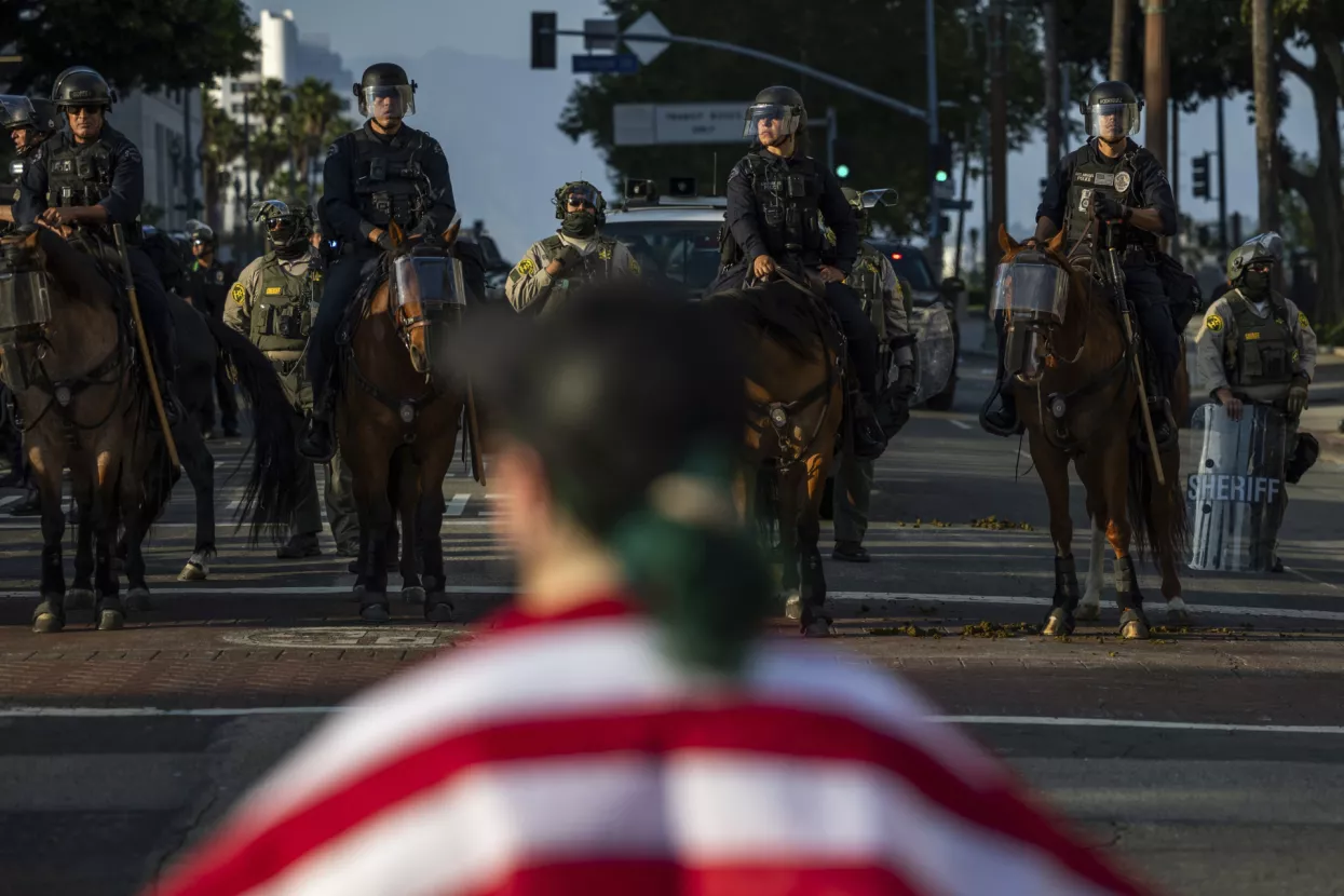 Police confront a protesters outside City Hall during protests over federal immigration enforcement raids on Wednesday, June 11, 2025, in Los Angeles. (AP Photo/Ethan Swope)Los Angeles prosvjedi, neredi, sukobi