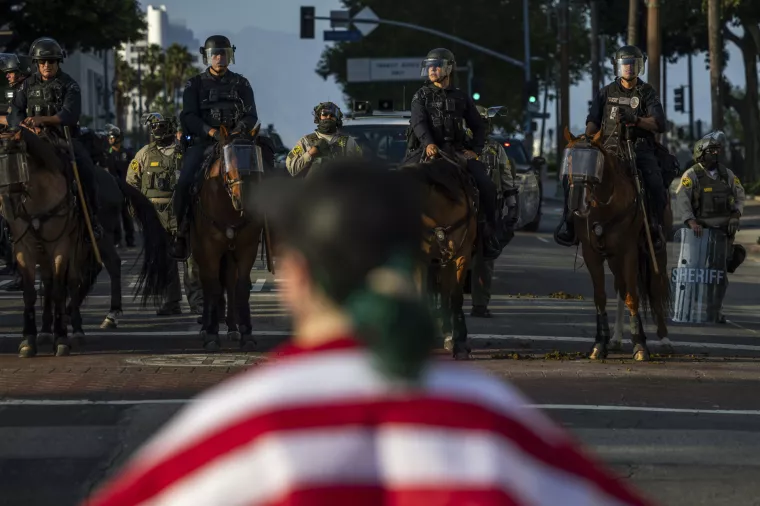 Police confront a protesters outside City Hall during protests over federal immigration enforcement raids on Wednesday, June 11, 2025, in Los Angeles. (AP Photo/Ethan Swope)Los Angeles prosvjedi, neredi, sukobi