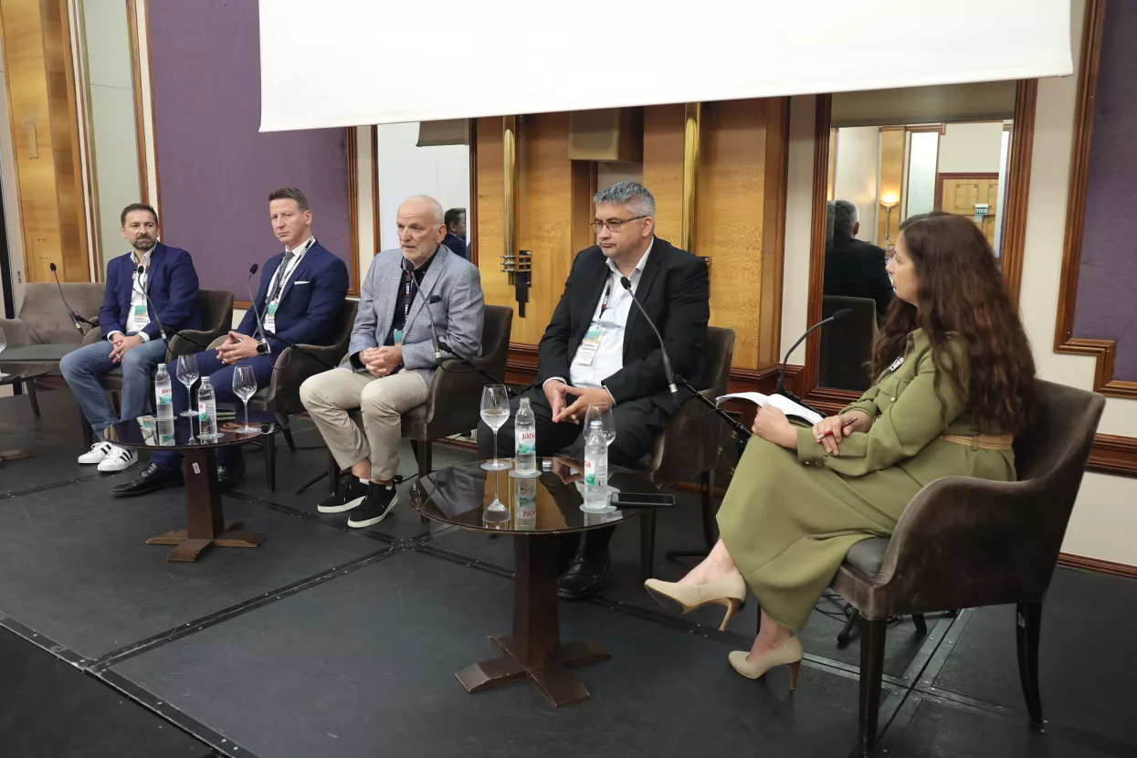 Graditeljstvo 2025. Okrugli stol "Prostorni planovi nove generacije i sredstva iz EU fondova" Tomislav Ilić, Dario Zurovec, Ninoslav Dusper, Danijel Me&scaron;trić i Antonija Knežević