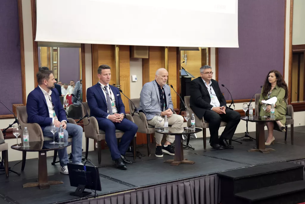Graditeljstvo 2025. Okrugli stol "Prostorni planovi nove generacije i sredstva iz EU fondova" Tomislav Ilić, Dario Zurovec, Ninoslav Dusper, Danijel Me&scaron;trić i Antonija Knežević