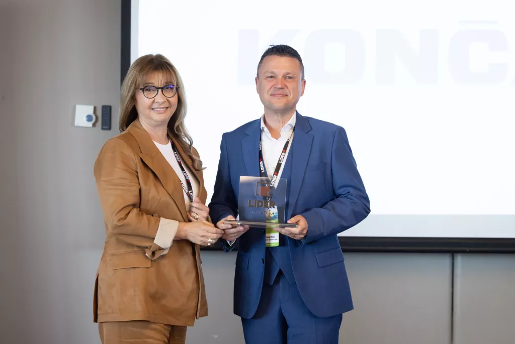 Investicijska konferencija Lider invest 2025.Svečana dodjela nagrada Lider invest 2025.100% Lider invest srednja investicija (između 1.3 i 19.9 milijuna eura): KONČAR &ndash; Električna vozila d.d. Nagradu uručuje Koraljka Perutko Fabijanić, direktorica Poslovnih komunikacija i marketinga HBOR-a. A nagradu preuzima Josip Ninić, predsjednik Uprave KONČAR &ndash; Električnih vozila.