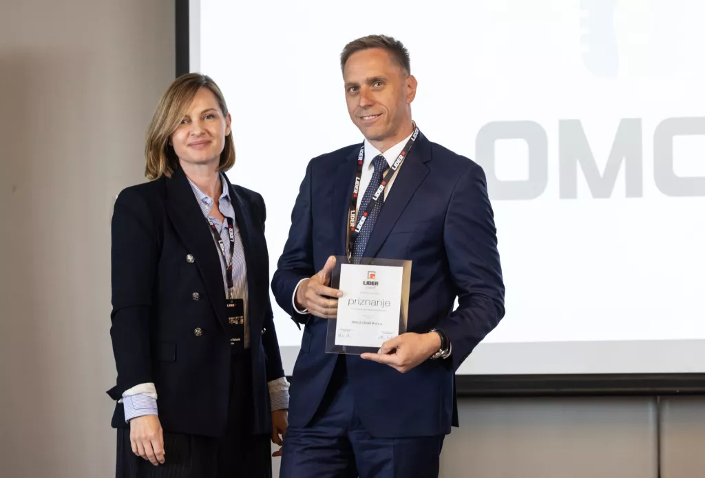 Investicijska konferencija Lider invest 2025.Svečana dodjela nagrada Lider invest 2025.Export Lider invest &ndash; za investiciju koja je najvi&scaron;e pridonijela izvozu: OMCO d.o.o. Nagradu uručuje Bojana Božanić Ivanović, direktorica Lider medije, a nagradu preuzima Denis Fir&scaron;t, sales manager.