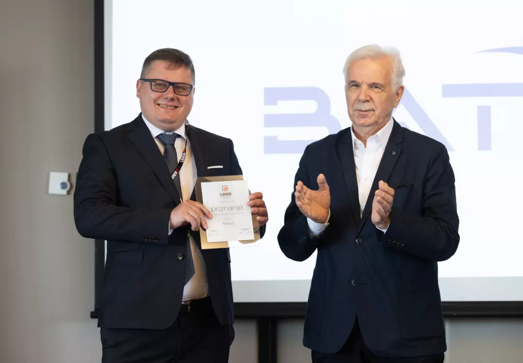 Investicijska konferencija Lider invest 2025.Svečana dodjela nagrada Lider invest 2025.Employee Lider invest &ndash; za investiciju koja je najvi&scaron;e pridonijela zapo&scaron;ljavanju: TDR d.d. Nagradu uručuje Mladen Vedri&scaron;, predsjednik Stručnog žirija Lider investa i profesor na Visokom učili&scaron;tu Effectus. Nagradu preuzima Pavel Vereshak, Head of operations u BAT Adriji.