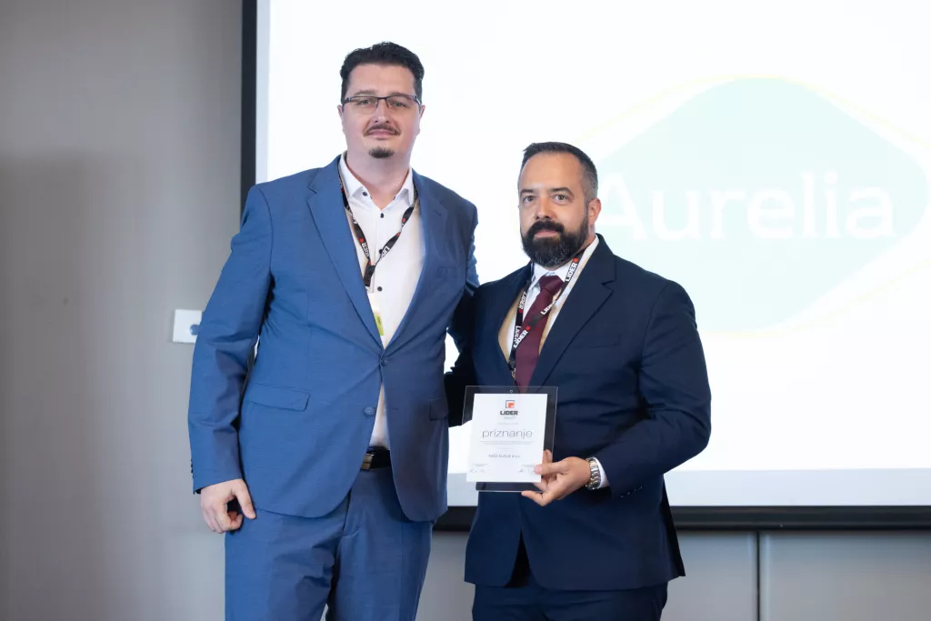 Investicijska konferencija Lider invest 2025.Svečana dodjela nagrada Lider invest 2025.Eco Lider invest - za investiciju koja je najvi&scaron;e pridonijela održivom razvoju, kvaliteti života građana te za&scaron;titi prostora i okoli&scaron;a: Na&scaron;e klasje d.o.o. Nagradu uručuje Aleksandar Halavanja, voditelj Službe za sustavno gospodarenje energijom, Fonda za za&scaron;titu okoli&scaron;a i energetsku učinkovitost. A nagradu preuzima Damir Rendulić, project manager u Na&scaron;em klasju.