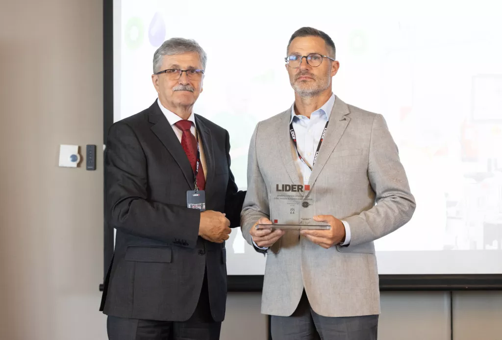 Investicijska konferencija Lider invest 2025.Svečana dodjela nagrada Lider invest 2025.Posebno priznanje za kontinuirano ulaganje: JGL d.d. Nagradu uručuje Miodrag &Scaron;ajatović, a nagradu preuzima Mate Poropat, direktor farmaceutsko-tehnolo&scaron;kih operacija u JGL-u.