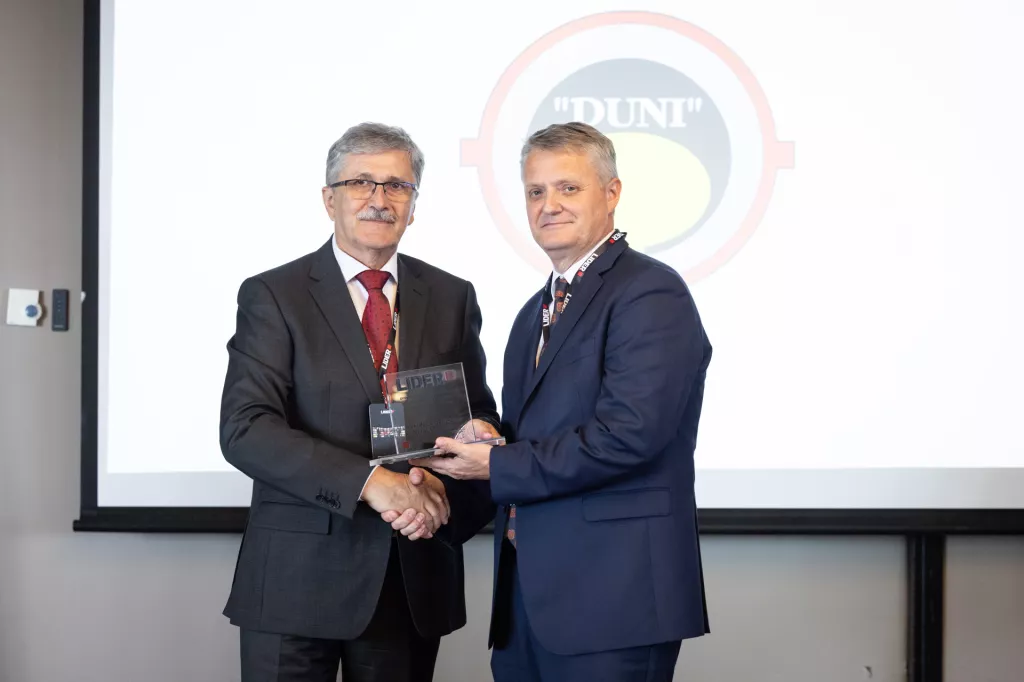 Investicijska konferencija Lider invest 2025.Svečana dodjela nagrada Lider invest 2025.Posebno priznanje za poticanje regionalnog razvoja: DUNI ljevaonica obojenih metala. Nagradu uručuje Miodrag &Scaron;ajatović, glavni urednik Lidera, a nagradu preuzima Dragutin Ulama, direktor i vlasnik tvrtke.