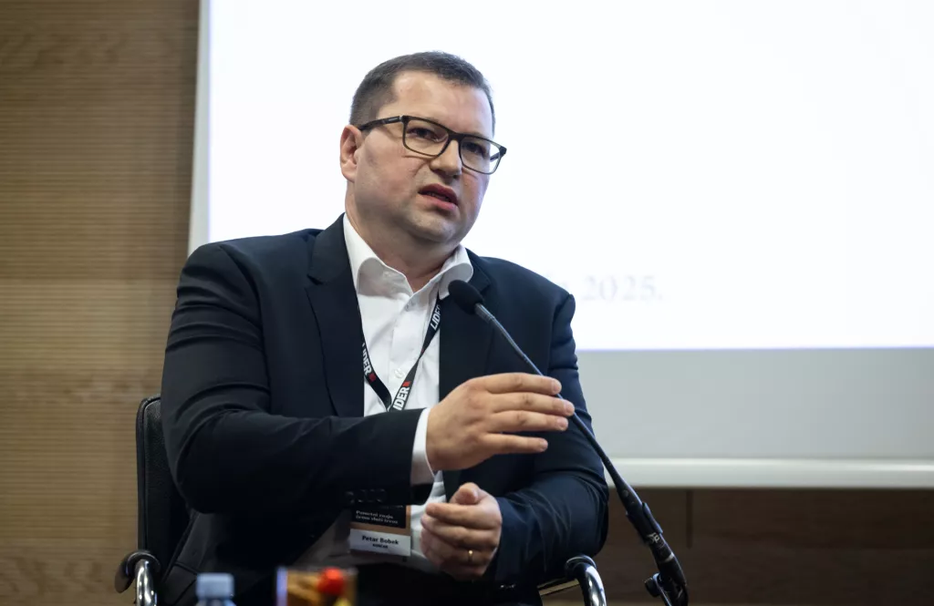 12. Konferencija o izvozu- Pametni znaju čemu služi izvoz.2. panel- Preslagivanje dobavnih lanaca:Petar Bobek