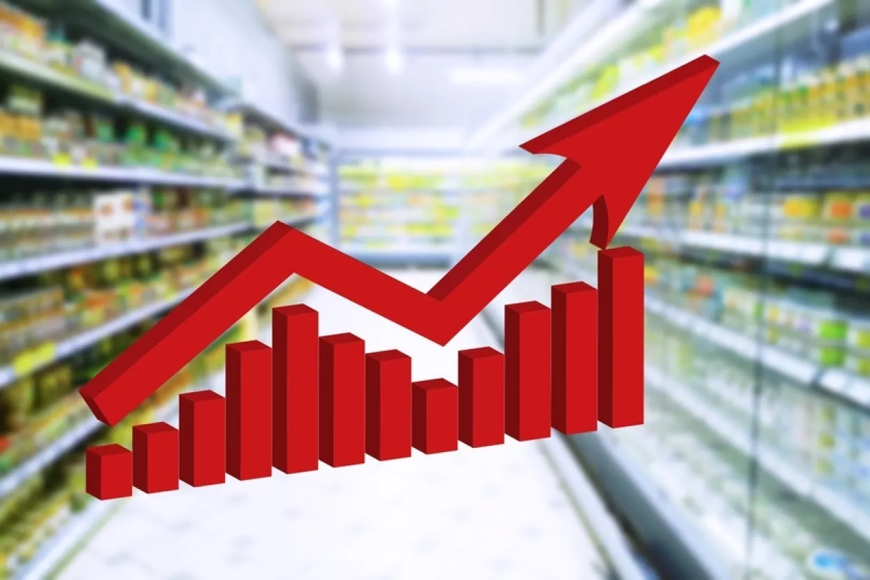 Red growing up large arrow on abstract blur supermarket background. Bar charts and graphs. Rising food prices. Inflation concept. Retail industry. Economy. Stock Market. Grocery Store. Recession. CPI.indeks potro&scaron;ačkih cijena, CPI, consumer price index, inflacija, rast cijena, cijene, 