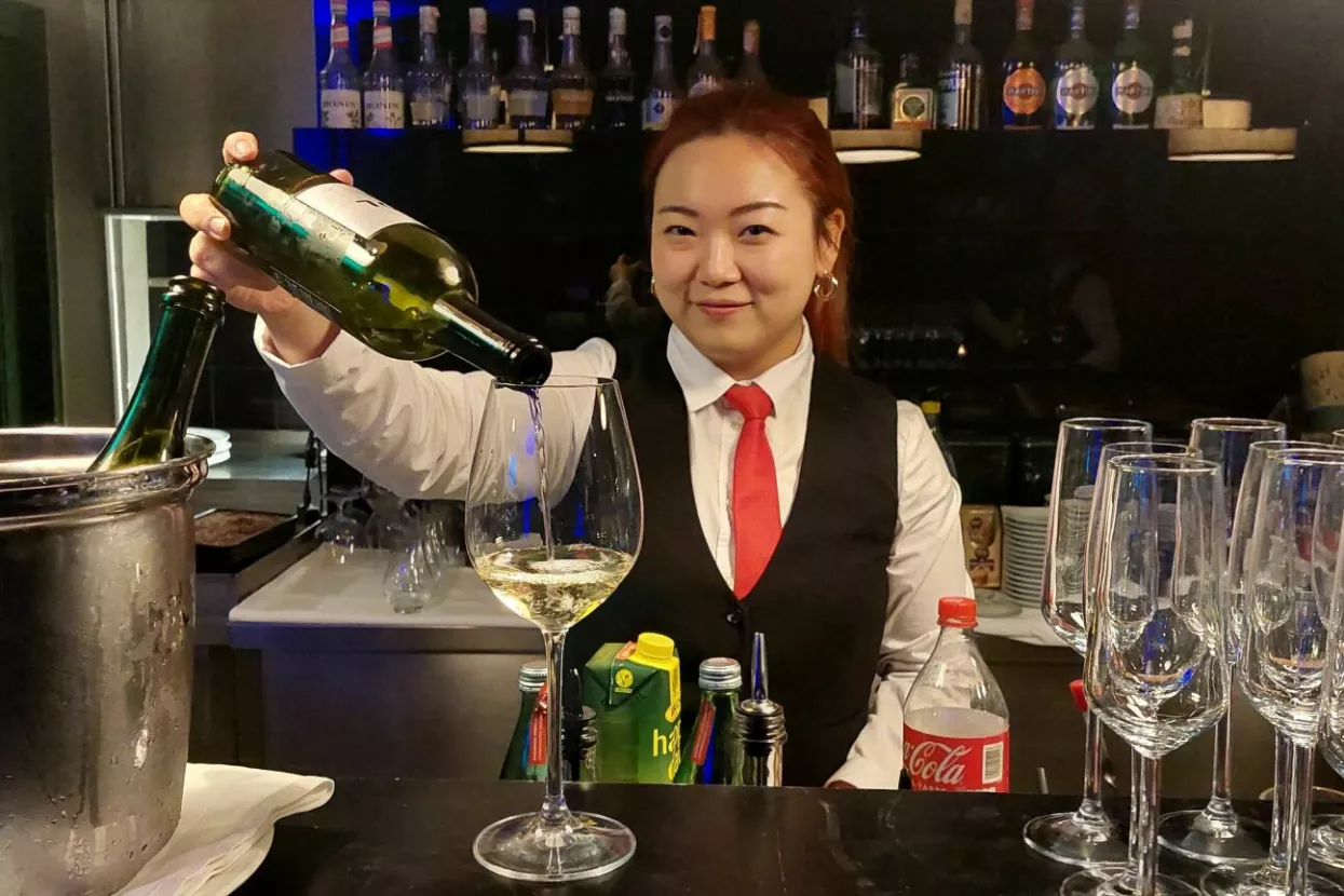 Tajlanđanka Pimpitcha, nadimka Shampoo, do&scaron;la je u Hrvatsku do&scaron;la na poziv prijateljice koja ima dečka u Hrvatskoj. S obzirom na to da dobro priča engleski, lako se uklopila i navečer izlazi van sa svojim hrvatskim kolegama i prijateljima u klubove i kafiće poput Boogalooa ili Alcatraza