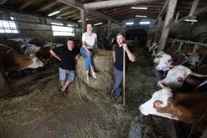 Savjetodavna služba Ministarstva poljoprivrede u Zagrebačkoj županiji.Željko Zadravec, Romina Zadravec i Domagoj Čutura na farmi krava u Kusanovcu.