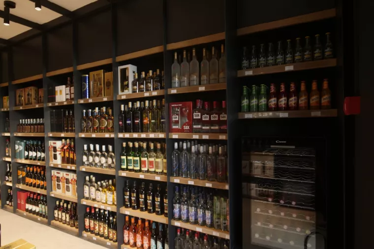 160 godinaUtemeljeno 1862.BADEL 1862, ZagrebBa&scaron;tinik bogate tradicije kompanija Pokorny, Patria, Arko i Badel Vinoprodukt, Badel 1862 postao je sinonim za jaka alkoholna pića u Hrvatskoj i &scaron;iroj regiji. U svom sastavu ima i pet vinarija, a u skladu sa svojim sloganom 'Pij malo, pij dobro', već 16 desetljeća prati potro&scaron;ače kroz najvažnije trenutke u njihovim životima njegujući kulturu uživanja u alkoholnim pićima i vinima. 