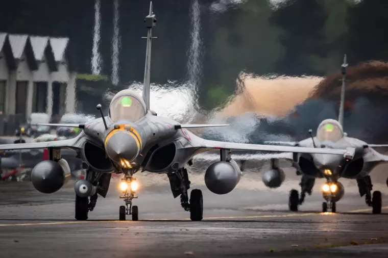 9-naoružavanje- French Air Force Dassault Rafale fighter jets taxiing to the runway at Mont-de-Marsan Airbase. France - May 17, 2019