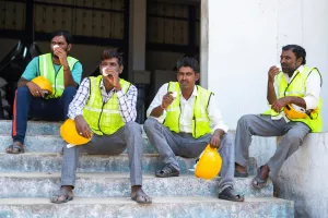 5-strani radnici - Group of Industrial workers having tea or coffee during break - concept of relaxation, coworkers and blue collar jobs