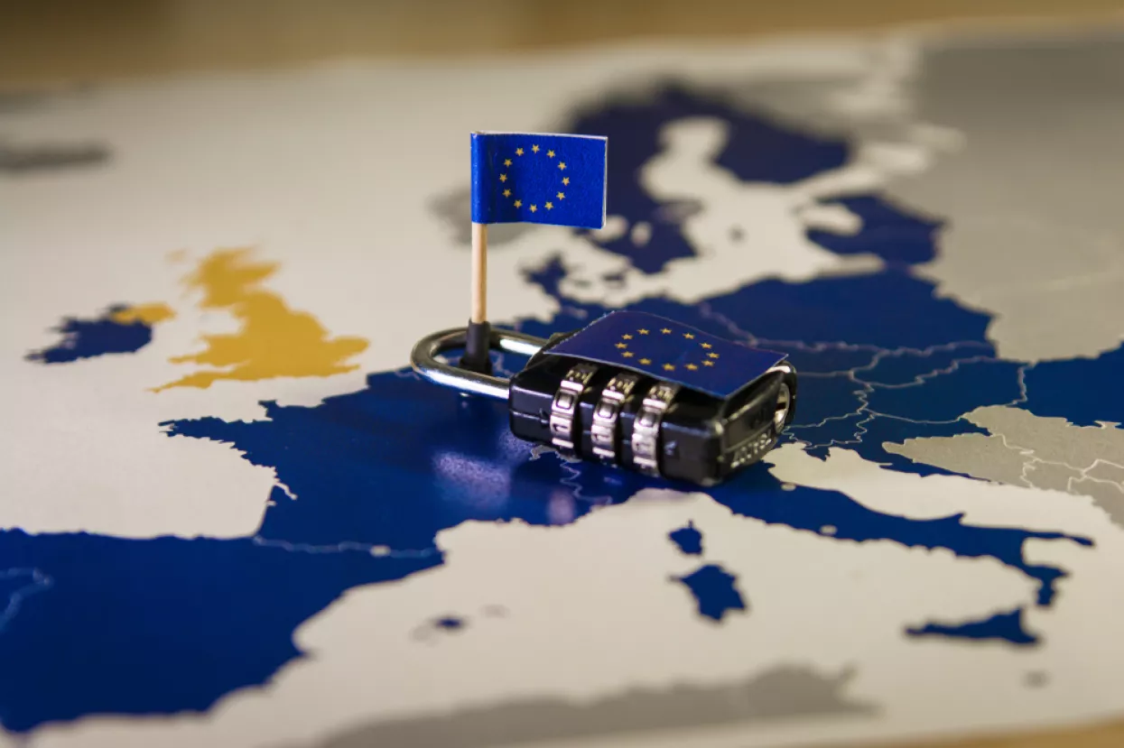 Padlock over EU map, symbolizing the EU General Data Protection Regulation or GDPR and DORA. Designed to harmonize data privacy laws across Europe.za&scaron;tita prava građana, digitalni omnibus, AI Act, podaci
