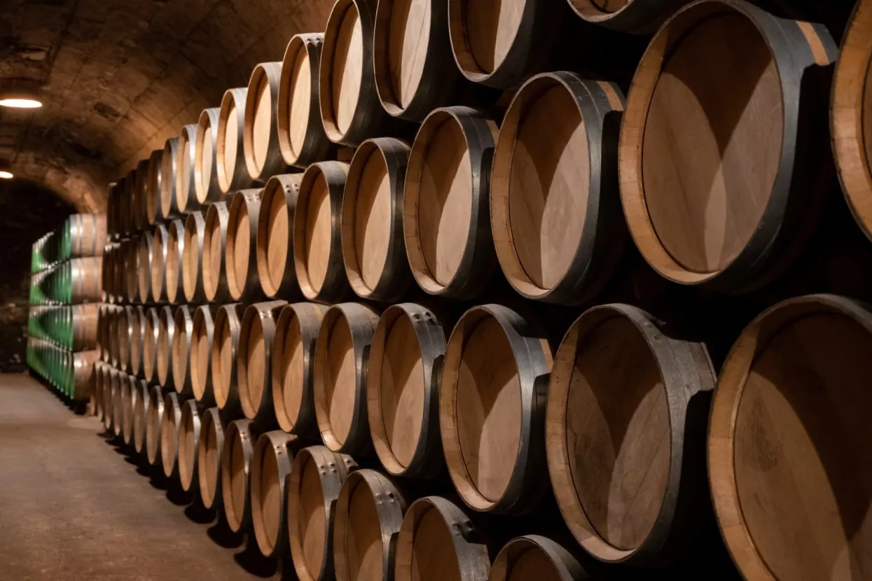 Alkohol, bačve, vino, viski