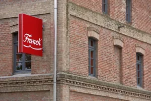 130 godinaUtemeljeno 1892.FRANCK, ZagrebOd inovacije Johanna Franka u preradi cikorije davne 1828. i otvorenja zagrebačke tvornice 1892.,preko pokretanja proizvodnje kave &scaron;ezdesetih godina pro&scaron;loga stoljeća do lansiranja prvog vakuum pakiranja, prvih voćnih čajeva u filtar omotima na hrvatskom trži&scaron;tu, uvođenja Extra espresso coffee sustava i razvoja espresso blendova Franck je izrastao u jednog o najuspje&scaron;nijih hrvatskih proizvođača i izvoznika prehrambenih proizvoda. 