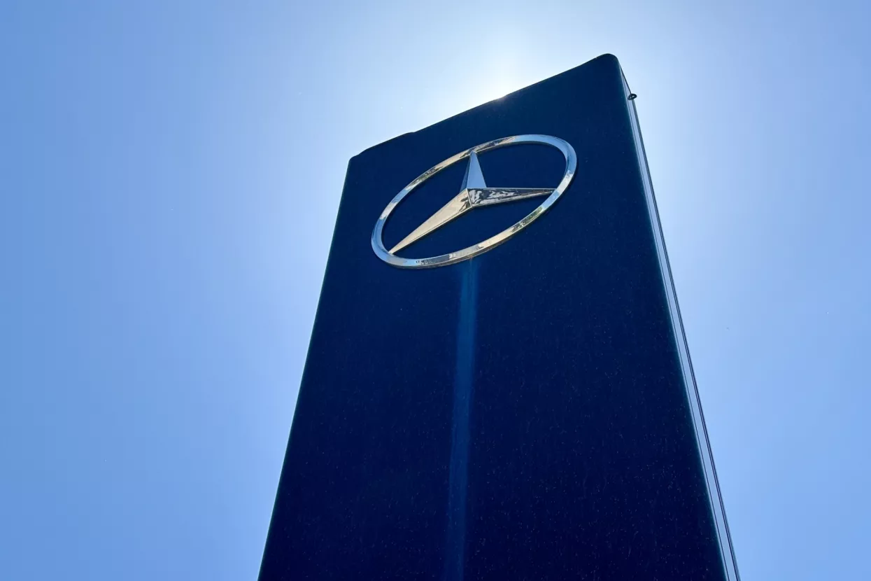  Mercedes-Benz logo