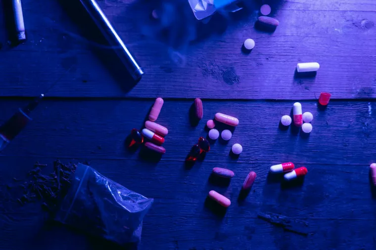 Odobrenje za prenamjenu često je popraćeno visokim rastom cijene lijeka. Primjerice, deflazakort, izvorno je bio jeftin kortikosteroid koji se koristio u cijelom svijetu, ali nakon odobrenja FDA-a za prenamjenu i liječenje Duchenneove mi&scaron;ićne distrofije (DMD), te&scaron;ke progresivne genetske bolesti propadanja mi&scaron;ića, poskupio je s 1000 dolara na godi&scaron;njoj razini na 89.000 dolara, odnosno 7300 postoJavnost negoduje zbog visokih cijena prenamijenjenih lijekova, no farmaceutska industrija to opravdava ulaganjem u nova klinička ispitivanja, programe farmakovigilancije i regulatorne prijave, &scaron;to može predstavljati do 90 posto ukupnog ulaganja u proces prenamjene