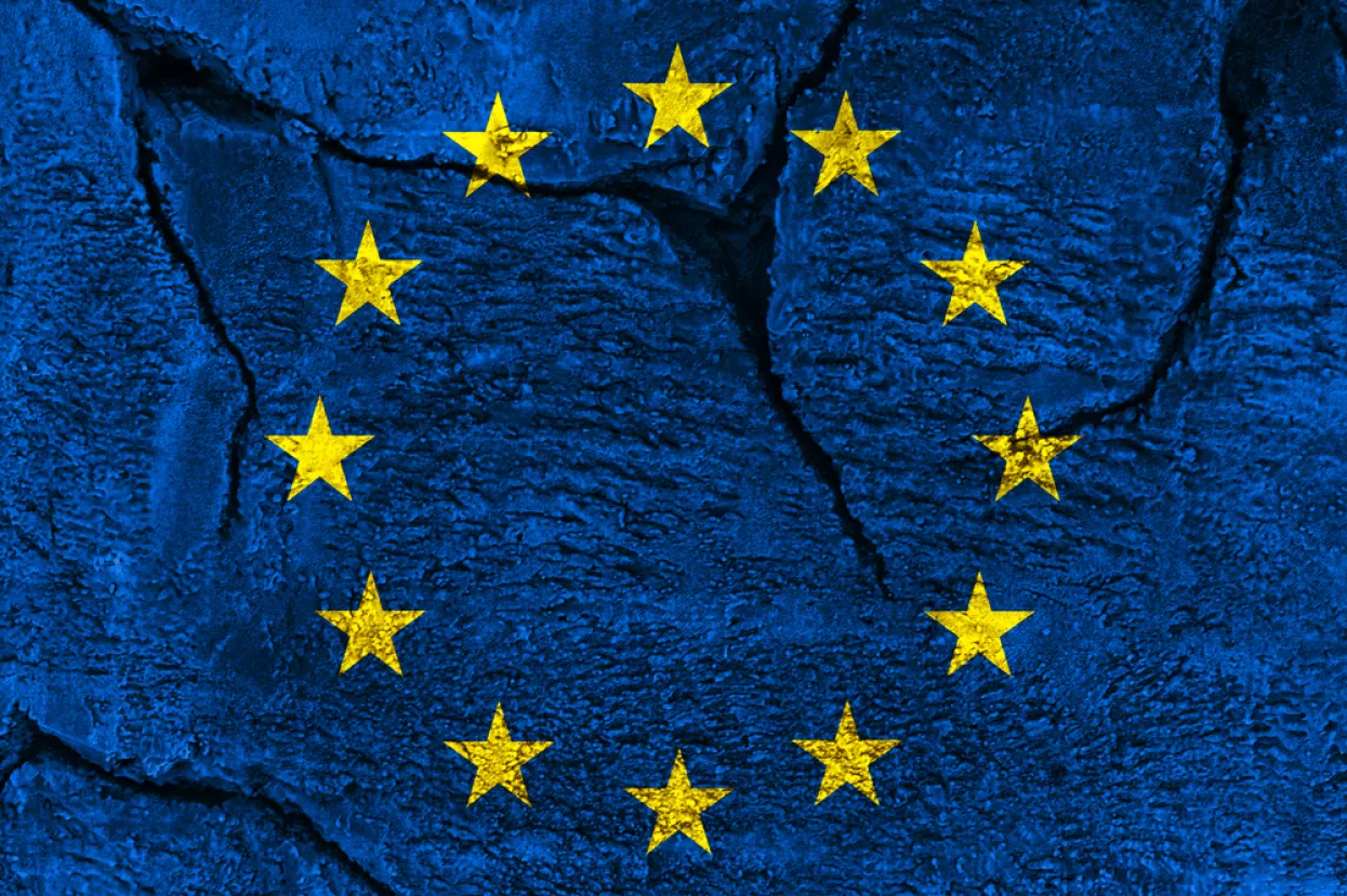 European Union flag on cracked stone wall backgroundEU, kriza, rat