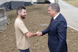 Tvrtka Mate Rimca P3 Mobility u svojem kampusu u Kerestincu je predstavila robotaksije Verne. Mate Rimac i Andrej Plenković