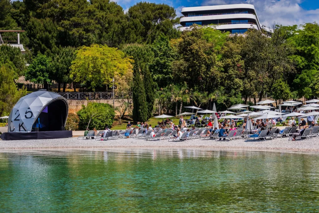 15.05.2025., Rovinj - U rovinjskom hotelu Lone poceli su Dani Kounikacija koji traju do 18. svibnja. Ovogodisnje izdanje donosi rekordnih 75 programskih segmenata, vise od 180 govornika te cak pet festivalskih pozornica, sto ga cini najvecim i najambicioznijim dosad. Na fotografiji: Atmosfera na Danima Komunikacije. This enchanting discussion will explore storytelling as a tool for personal and brand identity, featuring alumni TEDxZagreb speakers who understand the power of impactful narratives, with Bor