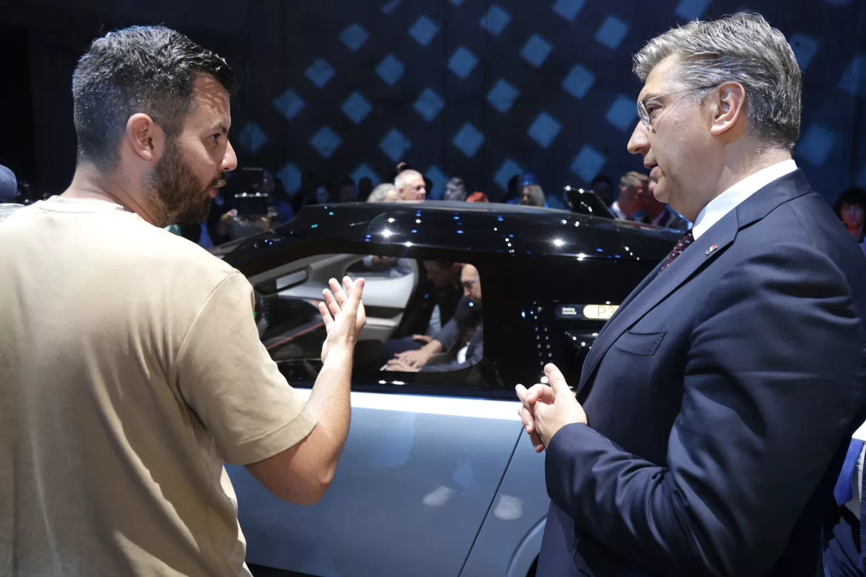 Tvrtka Mate Rimca P3 Mobility u svojem kampusu u Kerestincu je predstavila robotaksije Verne. Mate Rimac i Andrej Plenković