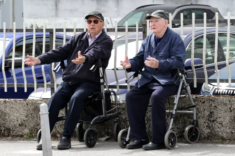 Znatiželjni umirovljenici prate ru&scaron;enje Vjesnikovog nebodera