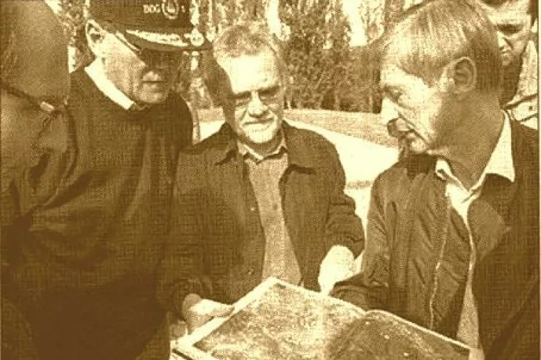 Ivica Račan na tunelu Sveti Rok u listopadu 2001. (presnimka iz Večernjeg lista)