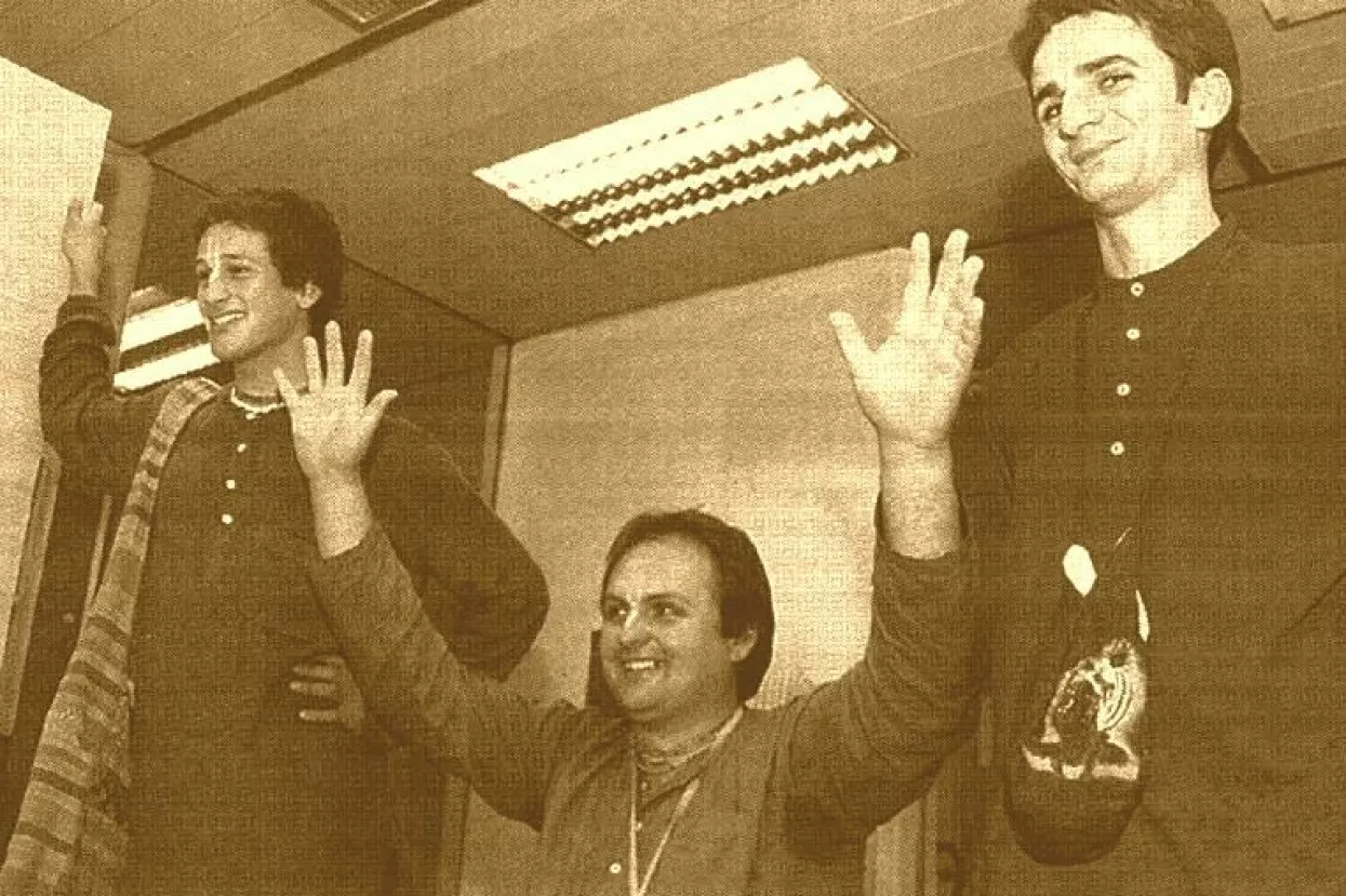 Damir Rožman (u sredini) sa svojim najpouzdanijim sljedbenicima Lukom Roccom (lijevo) i Veljkom Vidakom (desno) - presnimka iz Večernjeg lista