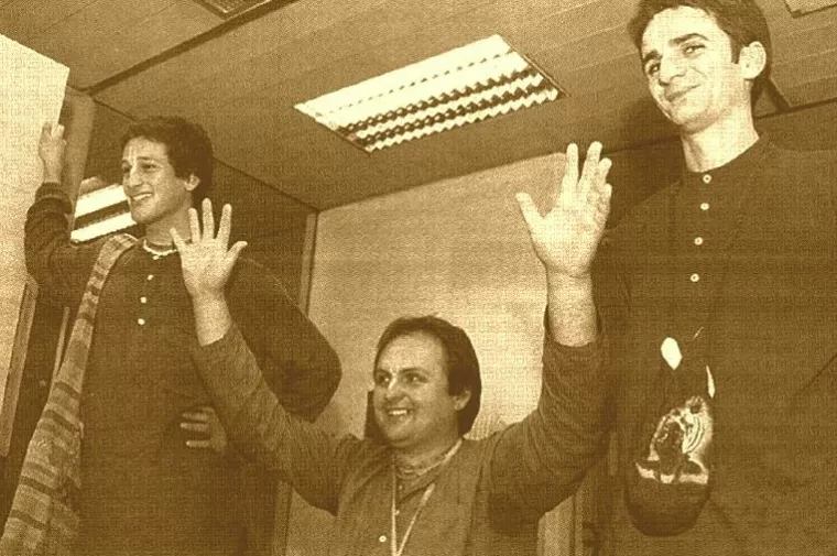 Damir Rožman (u sredini) sa svojim najpouzdanijim sljedbenicima Lukom Roccom (lijevo) i Veljkom Vidakom (desno) - presnimka iz Večernjeg lista